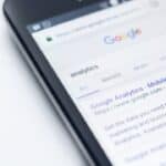 Smartphone auf Google-Suchergebnisseite mit Schwerpunkt auf Google Analytics. - Seeberger Marketing