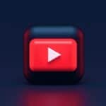 3D-Darstellung des Play-Symbols auf einem roten Hintergrund in quadratischer Form im minimalistischen Stil - Seeberger Marketing