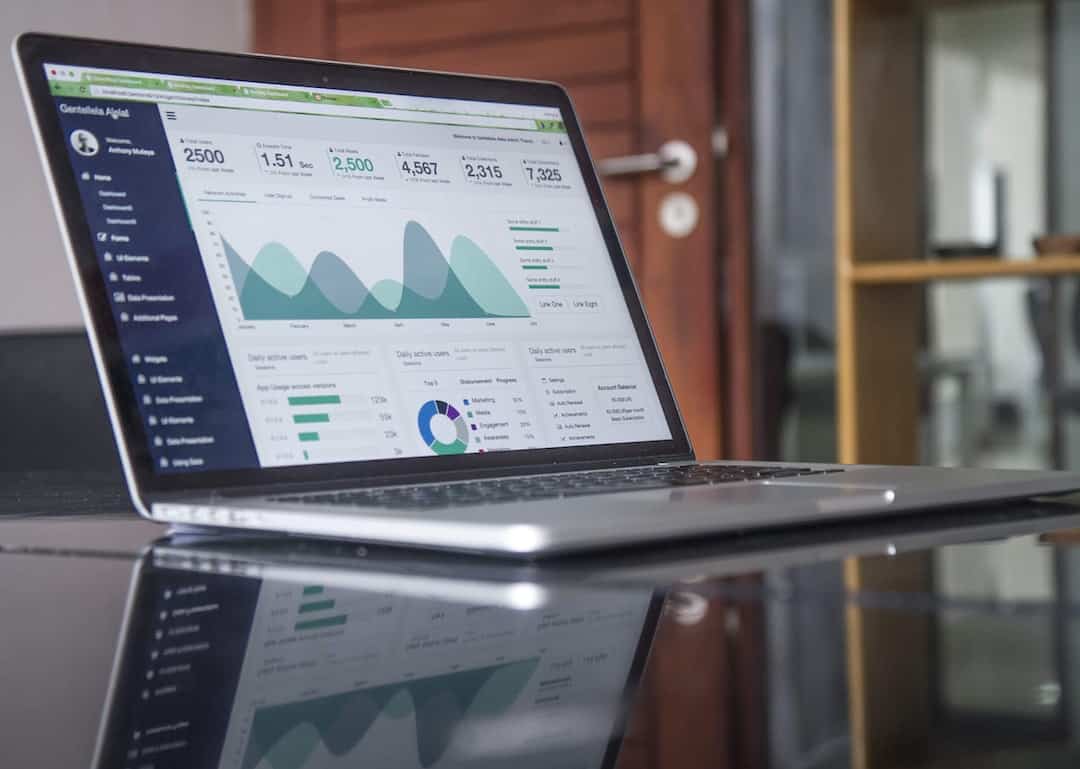 Laptop auf einem Tisch mit geöffneten Analysetools und Statistiken auf dem Bildschirm zur Geschäftsperformance-Überwachung. - Seeberger Marketing
