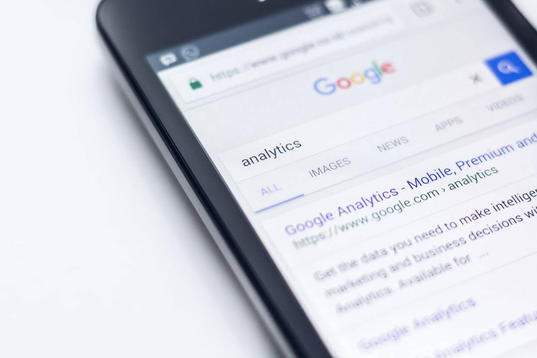 Smartphone auf Google-Suchergebnisseite mit Schwerpunkt auf Google Analytics. - Seeberger Marketing