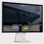 Computermonitor, der eine Webseite mit dem Text "GENERIERE STROM MIT DEINEM SOLARTISCH!" anzeigt, im Hintergrund unscharf Solarpaneele, Logos von Carsten Seeburger und TWOSUNS. - Seeberger Marketing